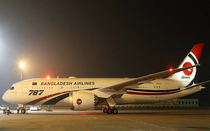 দীর্ঘ প্রতীক্ষার পর কানাডায় প্রথম ফ্লাইট
